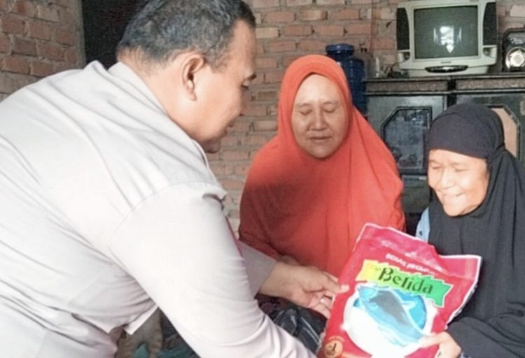 Unit Binmas Polsek Tualang Sambangi Rumah Nenek Rusmini Serahkan Sembako